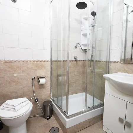 Cicero Center בית הארחה 3*