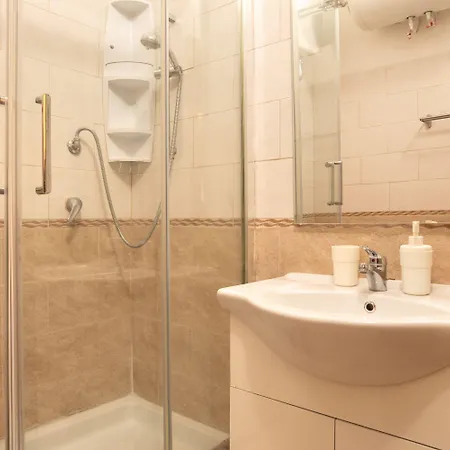 Cicero Center Guest house 4*